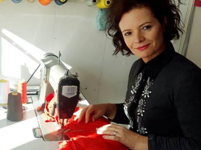 Arjana Kurti (Në profesionin e saj si rrobaqepese)