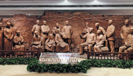 Uprostřed výstavního sálu v zahradě Teyuan (Tche-jüan) stojí sousoší revolucionářů čínských demokratických stran . [Fotografie: Tan Yingzi (Tchan Jing-c´) / deník China Daily]