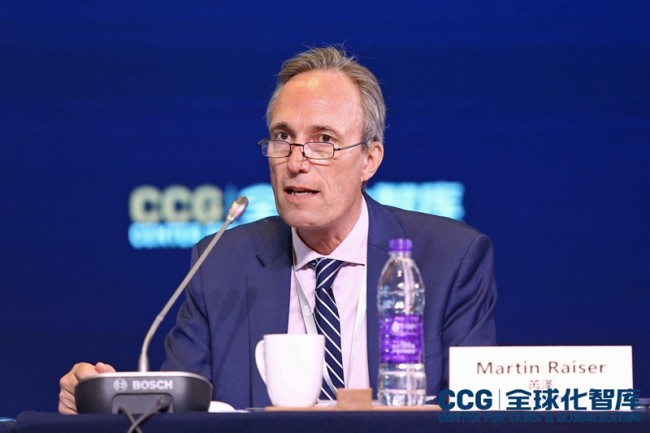 Ředitel Světové banky pro Čínu Martin Raiser promlouvá na sedmém Fóru Čína a globalizace v Pekingu 30. července. [Photo courtesy of the Center for China and Globalization (CCG)]