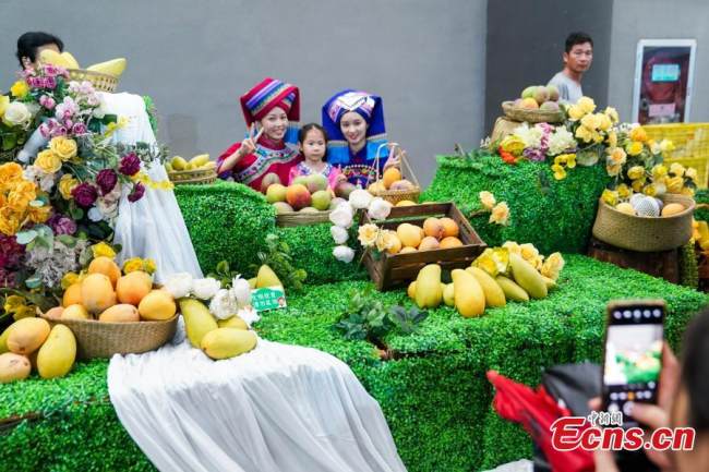 Διαφορετικές ποικιλίες μάνγκο εκτίθενται στην έκθεση στο Μπαϊσέ της επαρχίας Γκουανγκσί, στις 18 Ιουλίου 2021. (Φωτογραφία / China News Service)