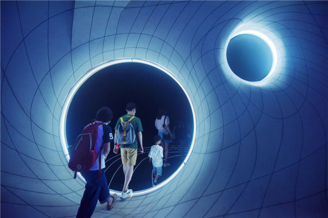 Επισκέπτες περπατούν στην «μαύρη τρύπα» στο νέο Μουσείο Αστρονομίας της Σαγκάης στις 18 Ιουλίου 2021. (φωτογραφία / IC)
