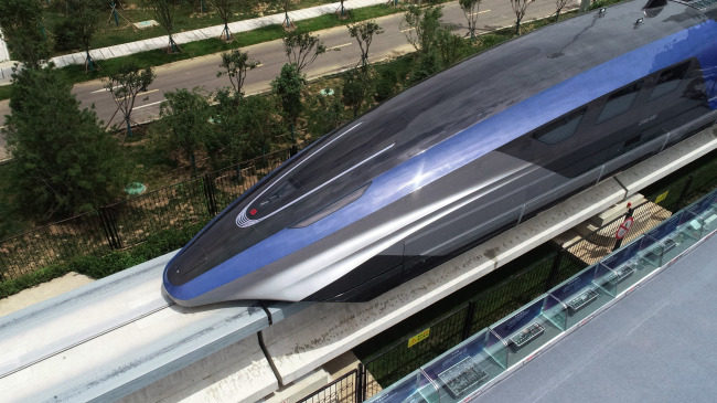 Το νέο τρένο υψηλής ταχύτητας Μάγκλεβ (maglev) ‘κατέβηκε’ από τη γραμμή παραγωγής στην παράκτια πόλη Τσινγκντάο της επαρχίας Σανντόνγκ της ανατολικής Κίνας, στις 20 Ιουλίου 2021. [Φωτογραφία: CFP]