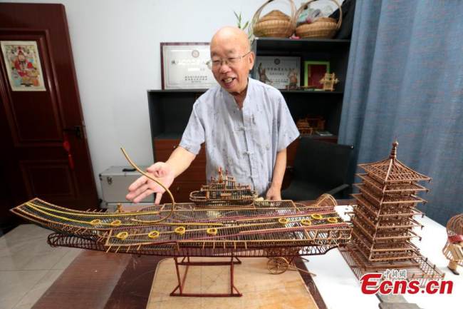 Ο Τζιν παρουσιάζει διάφορα μοντέλα από μπαμπού στο Σι’αν, στην επαρχία Σαανσί της βορειοδυτικής Κίνας, 4 Αυγούστου 2021. (Φωτογραφία: China News Service)